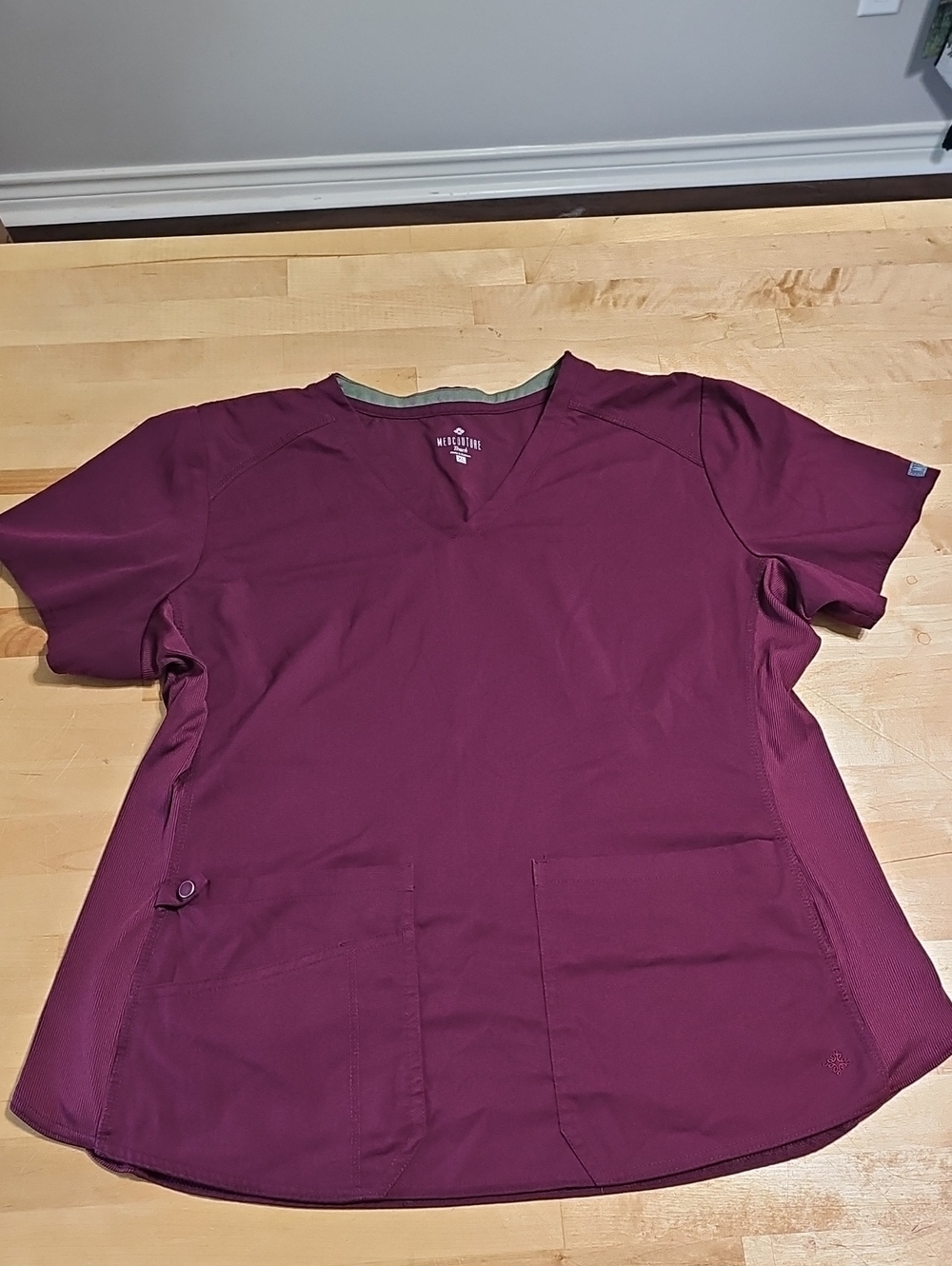 Med Couture Touch Wine Burgundy V-Neck Scrub Top XL EUC